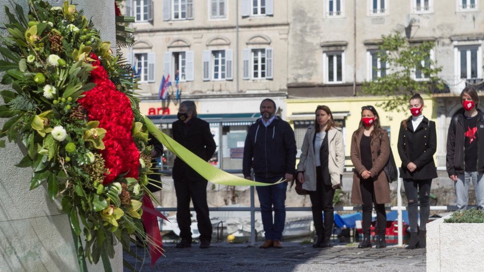 Članovi i članice Radničke fronte postavili su vijenac na Spomeniku oslobođenja na Delti