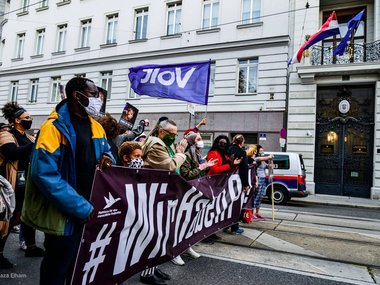 Tisuće ljudi ispred veleposlanstva RH u Austriji tražilo prekid nasilja nad izbjeglicama