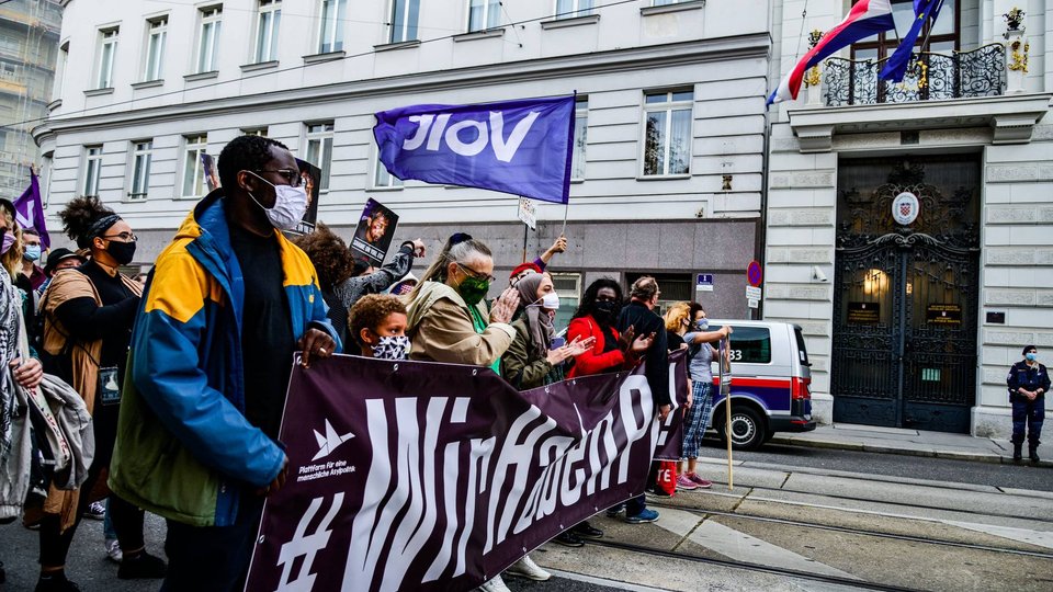 Tisuće ljudi ispred veleposlanstva RH u Austriji tražilo prekid nasilja nad izbjeglicama