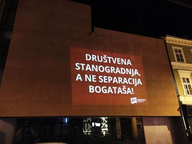Radnička fronta projicirala poruke na vilu bez prozora u Preradovićevoj u Zagrebu