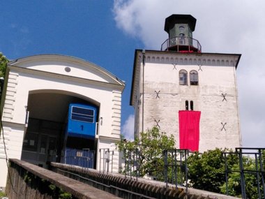 Radnička fronta povodom godišnjice oslobođenja Zagreba i pobjede nad fašizmom istaknula crvenu zastavu na Kuli Lotrščak
